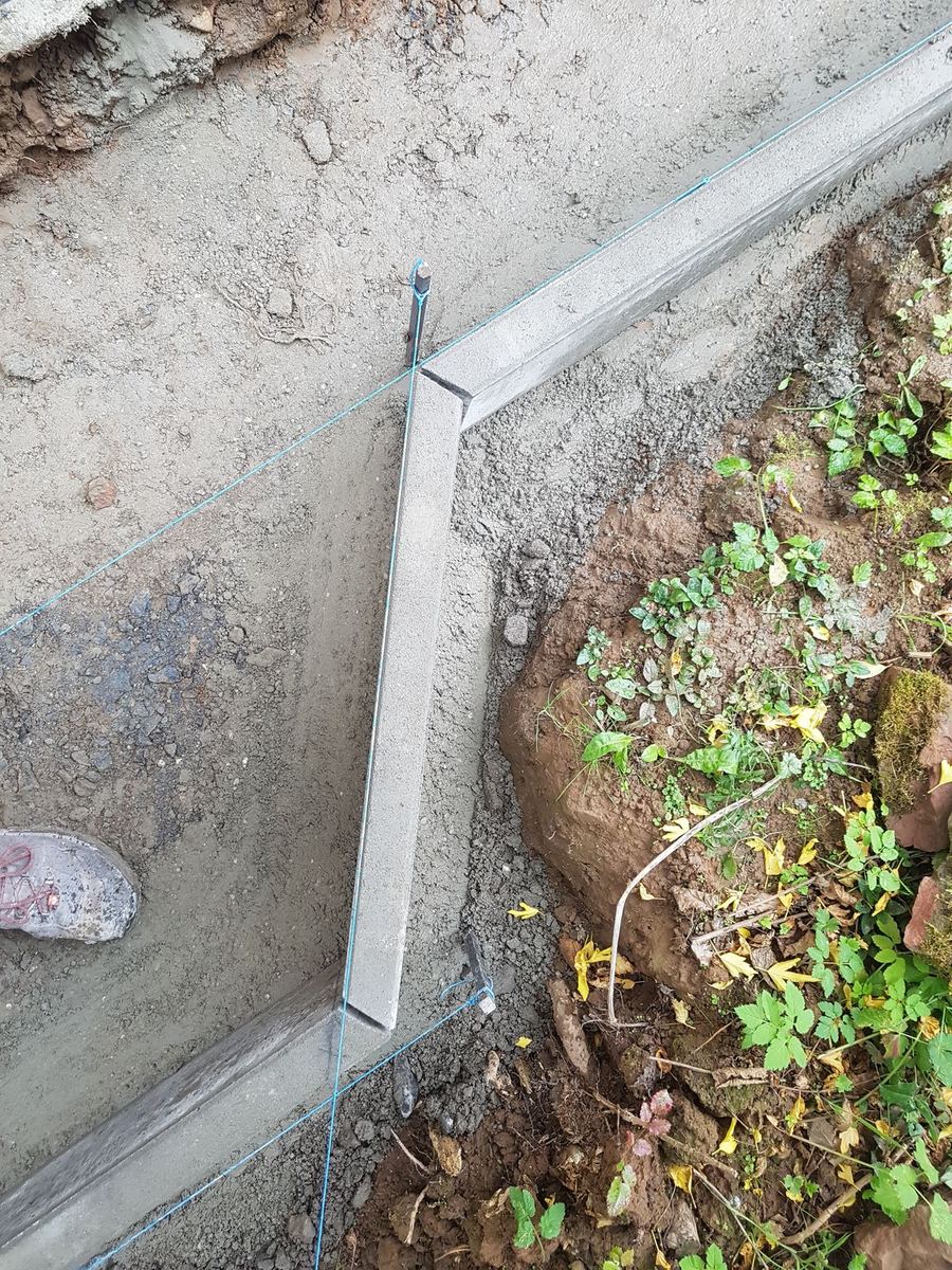 Gesetzte Randsteine für den neuen Gartenweg