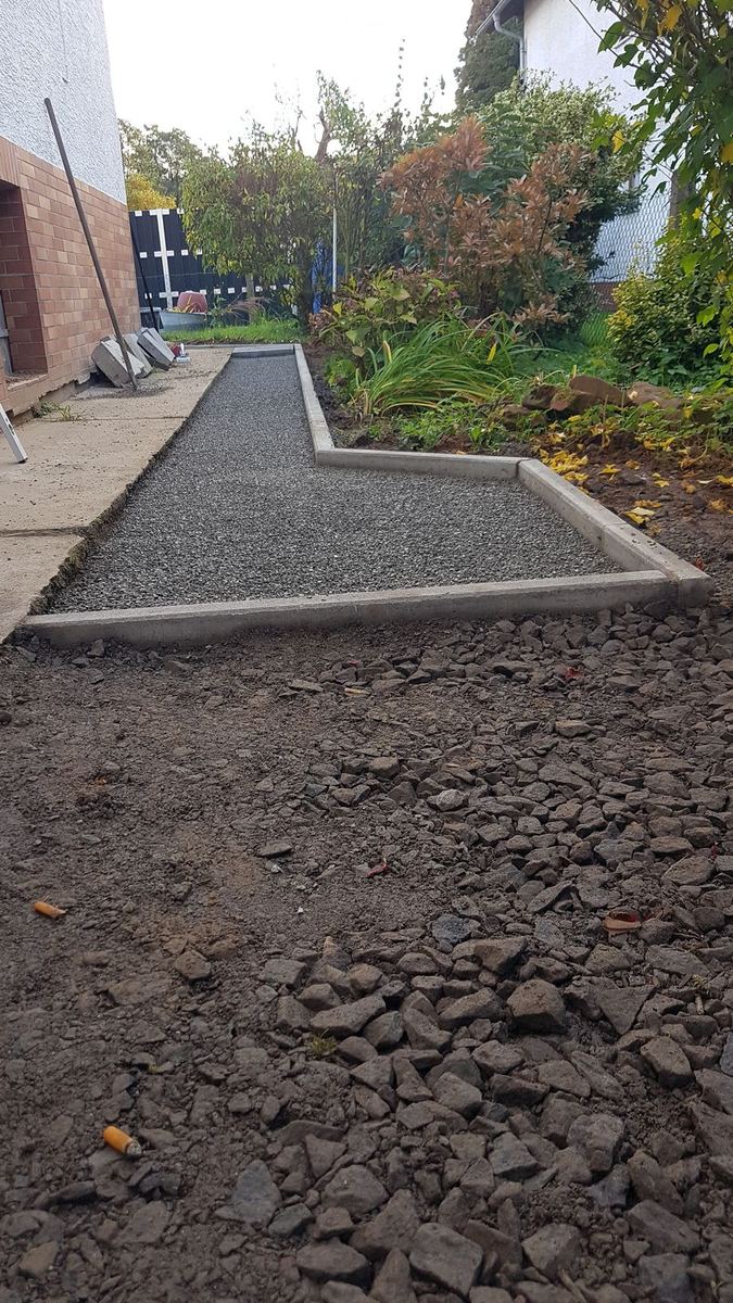 Gartenweg mit eingebrachtem Schotterbett