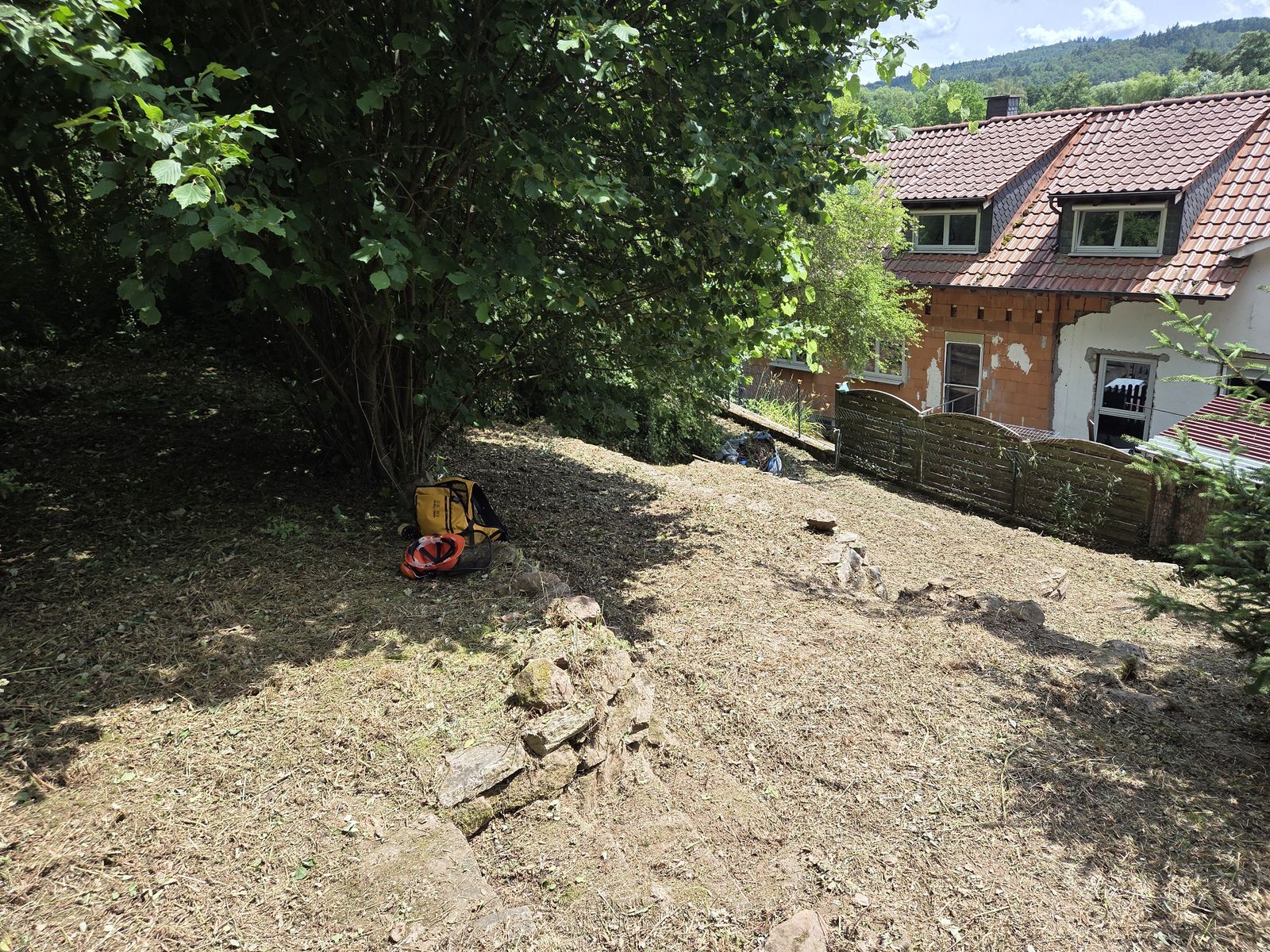 Gepflegter Hang mit Blick zum Haus